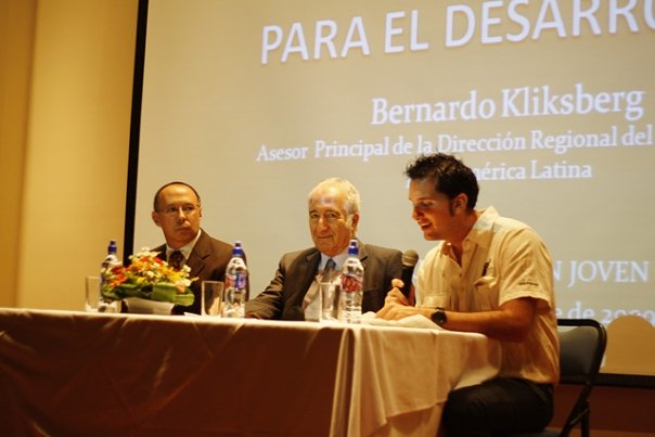 Conferencia con el Dr. Bernardo Kliksberg, en la foto también está Mario Mora, Ex Vice Ministro de Educación.